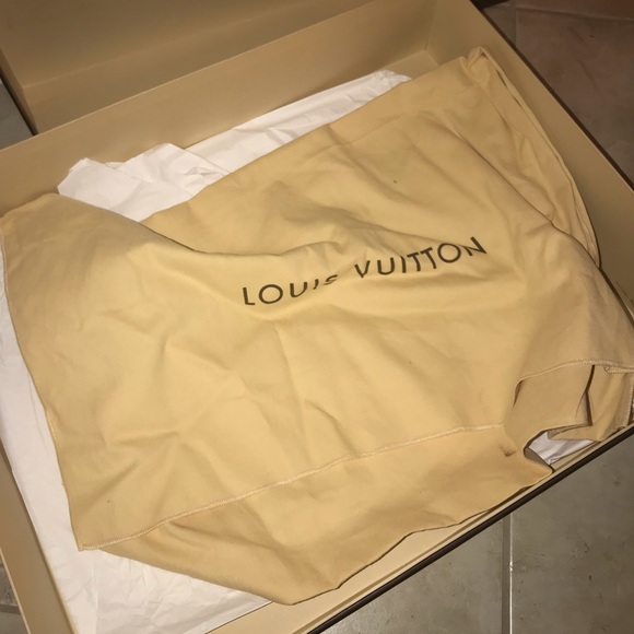 Louis Vuitton - Picture 5 of 6